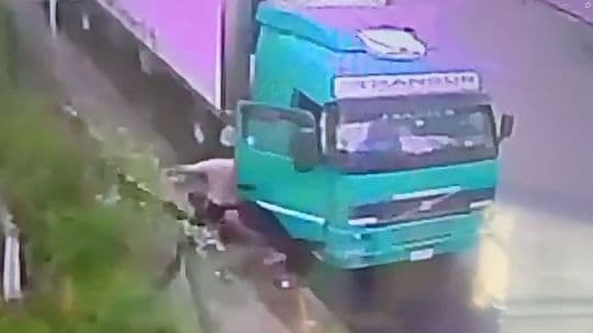 Tragedia en el Mercado Central: golpeó a su pareja, la atropelló con el camión y la mató