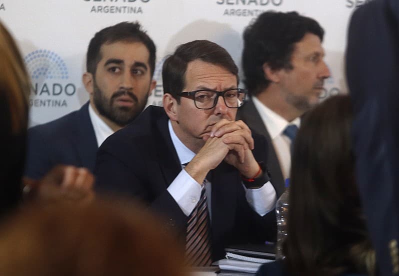 Caputo avisa que se viene un trimestre duro por la caída de la recaudación y el agotamiento del crédito