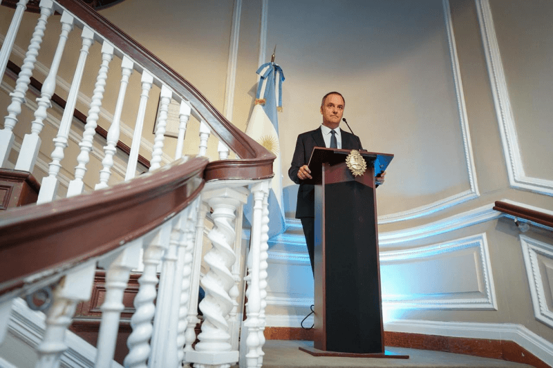 Adorni confirmó que su esposa viajó en el Tango: «Presidencia la invitó»