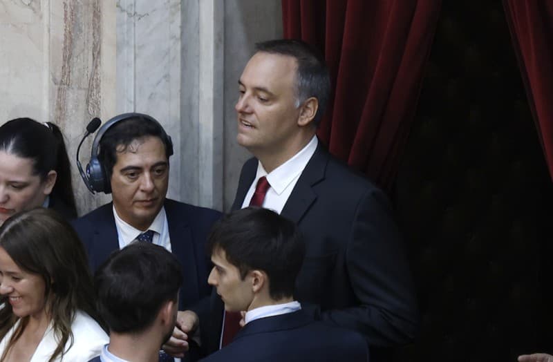 Adorni no descartó que Santiago Caputo haya filtrado el video del avión privado