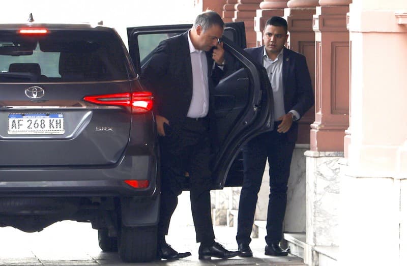 Los vecinos de Adorni dicen que destina un auto oficial para las compras del súper