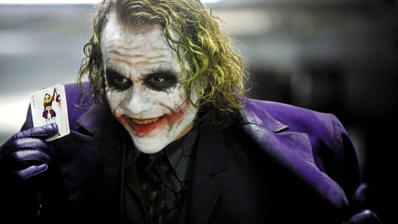 Christopher Nolan es daltónico y no pudo elegir el color de la ropa de El Joker en ‘El caballero oscuro’: «Apenas puedo ver los tonos de púrpura»