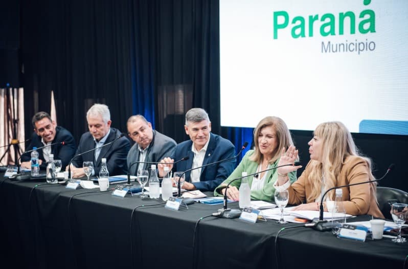 Intendentes de capitales preparan una demanda contra Milei por el impuesto a los combustibles