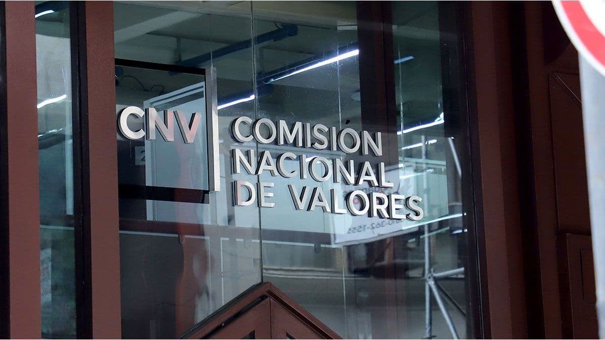 La CNV flexibiliza condiciones al límite diario de $200 millones para transferencias de activos al exterior