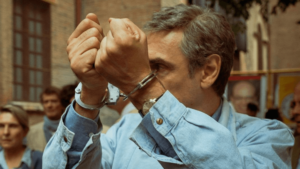 Presentaba el programa más visto en televisión hasta que le metieron por sorpresa en prisión: esta miniserie de HBO cuenta su historia en 6 episodios